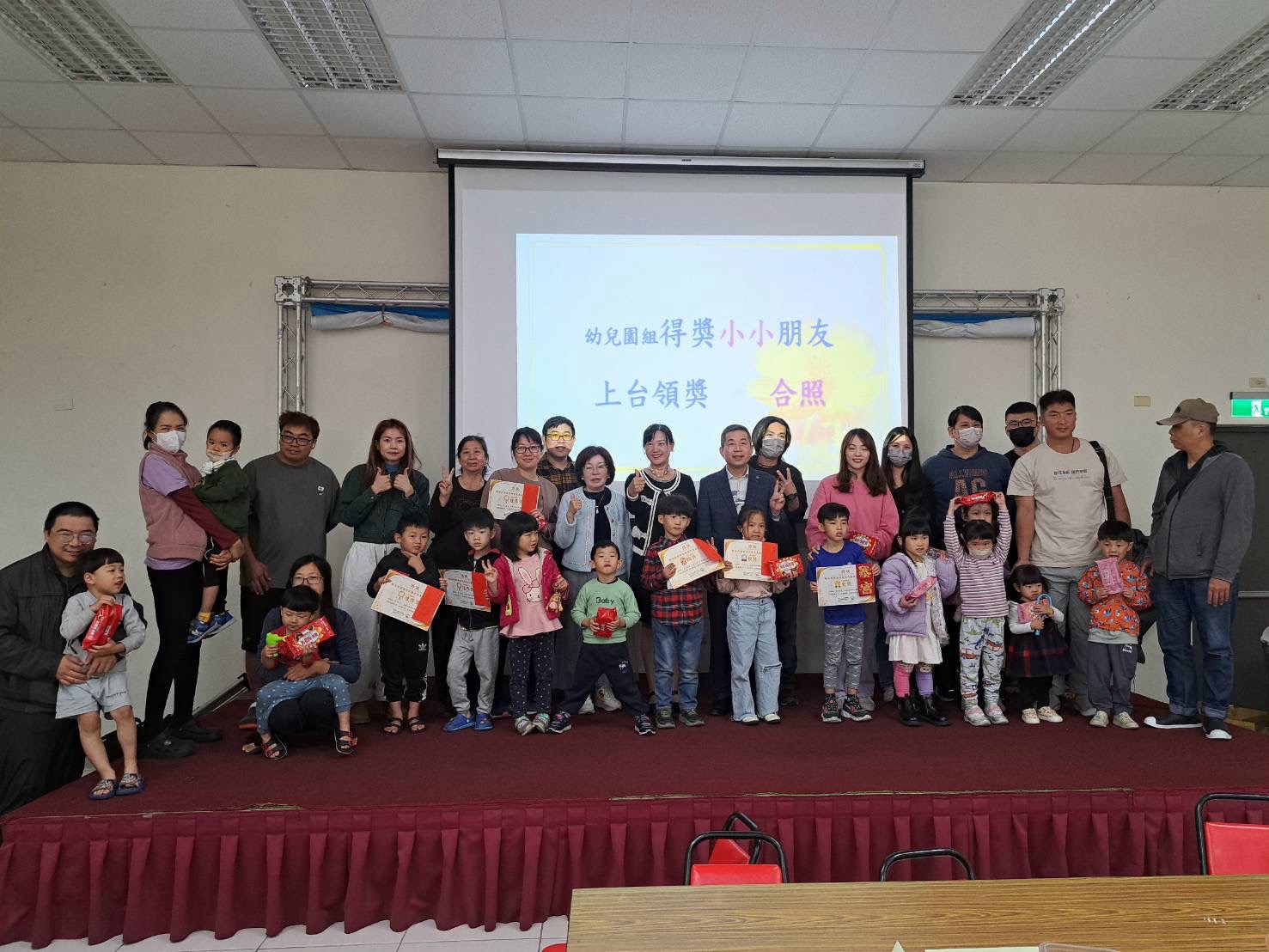 社區著色畫比賽現場 3 — 幼兒園組得獎小朋友上台領獎大合照